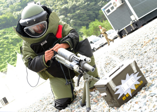 해군 진해기지사령부 소속 부대원이 28일 경남 창원시 진해구 야전교육훈련대에서 2018창원세계사격선수권대회 테러 상황을 가정해 훈련하고 있다.